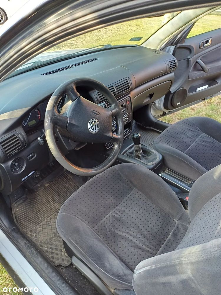 Volkswagen Passat 1.6 CL - 15