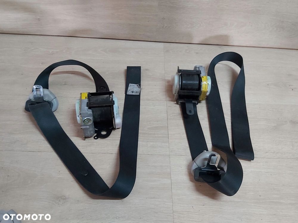 Toyota Yaris I LIFT pas bezpieczeństwa prawy przód 3D FRANCUZ - 1