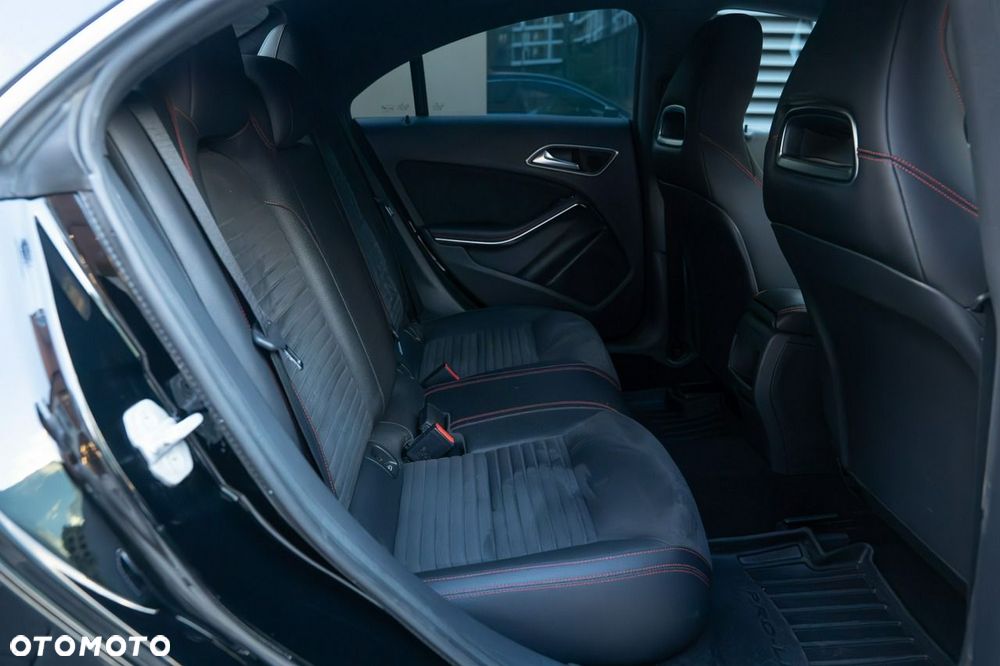 Mercedes-Benz CLA 200 7G-DCT AMG Line - 32