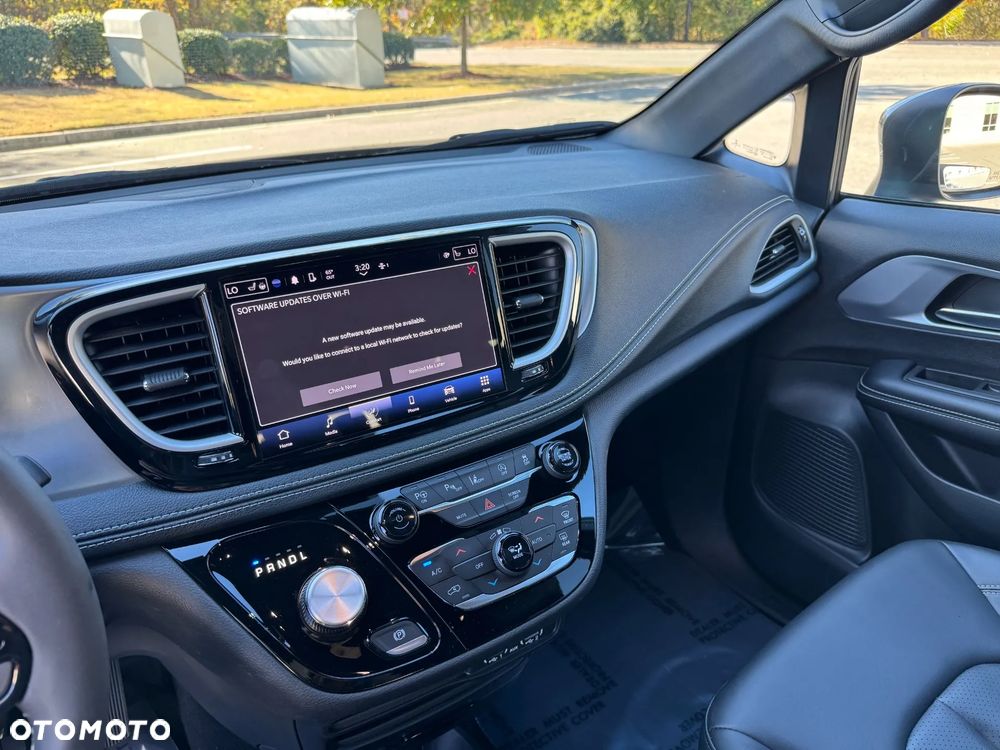 Chrysler Pacifica - 17