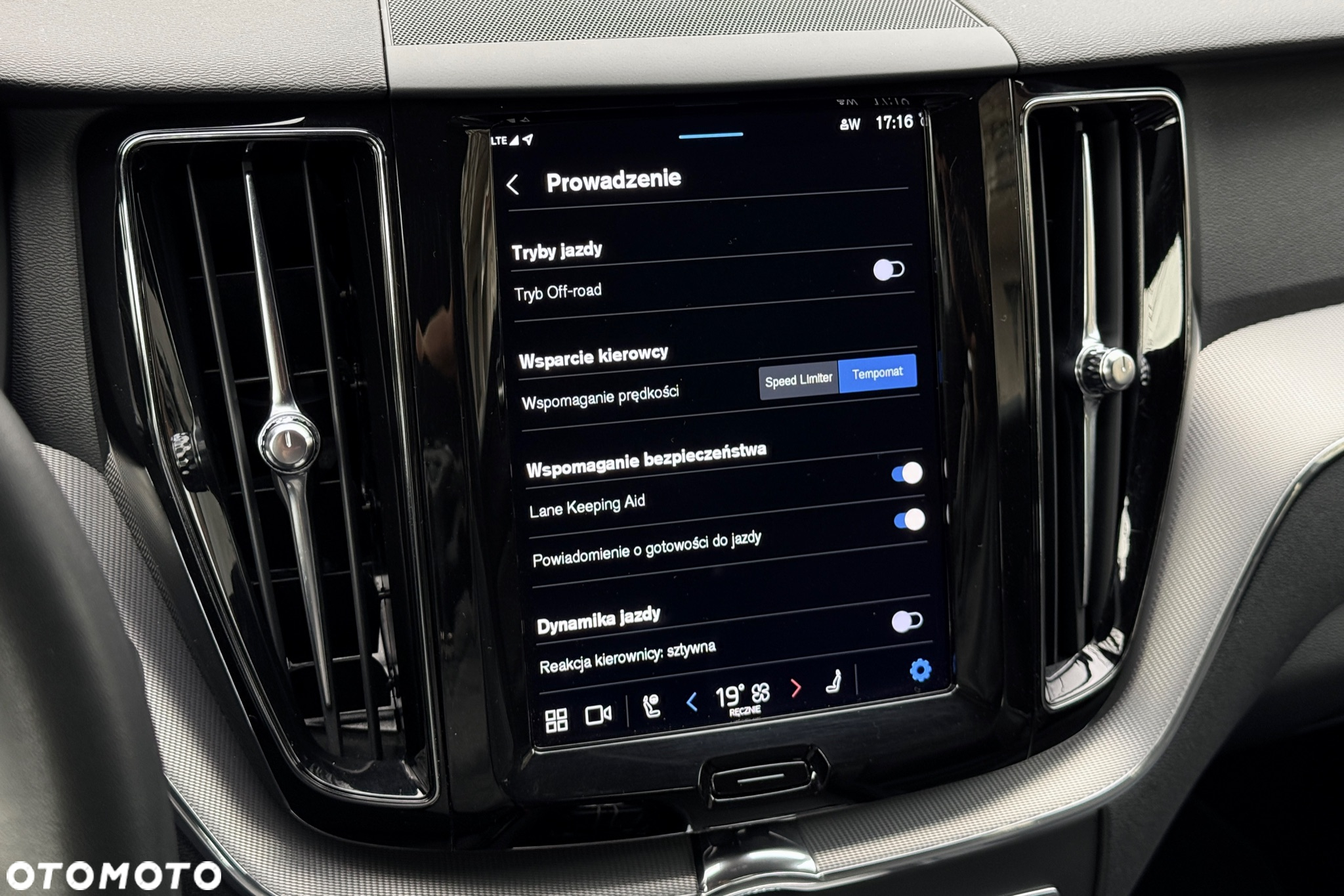 Volvo XC 60 D4 R-Design - 19