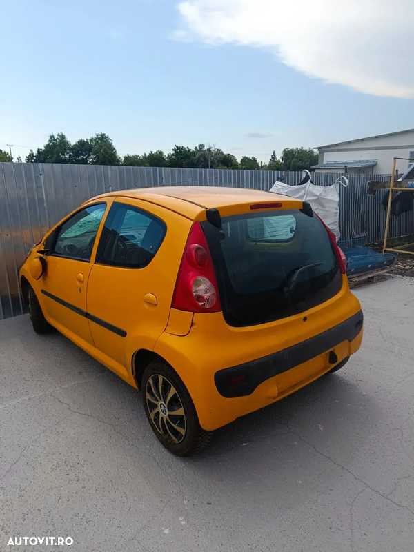 Dezmembrez Peugeot 107 1.0b