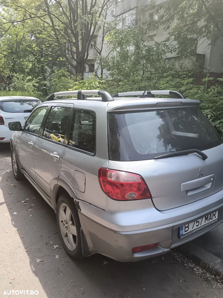 Mitsubishi Outlander 2.0 Intense 4x4 + - 6
