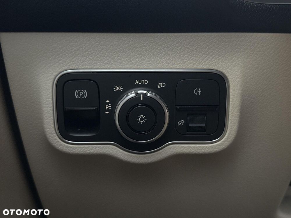 Mercedes-Benz GLB 250 4-Matic AMG Line 8G-DCT - 24