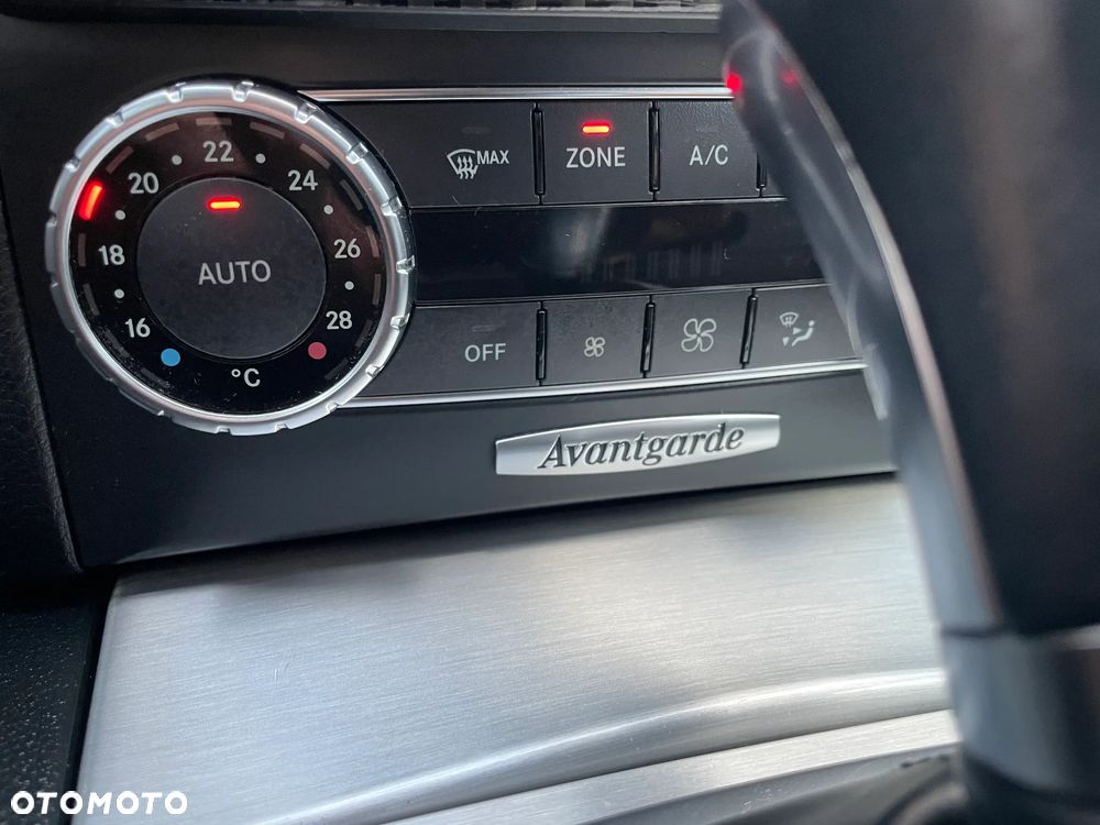 Mercedes-Benz Klasa C 180 BlueEFFICIENCY 7G-TRONIC Avantgarde - 12