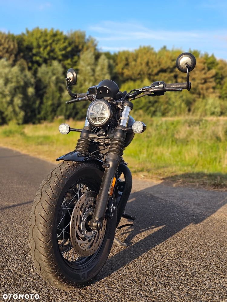 Triumph Bonneville Bobber - 4