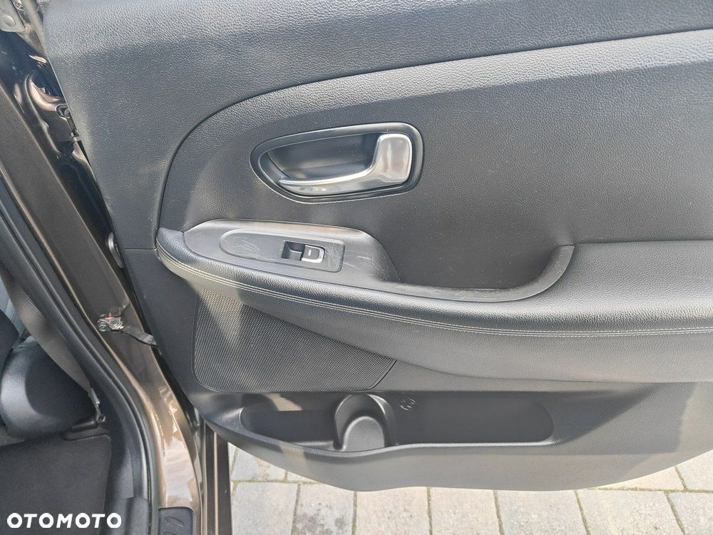 Kia Carens - 26
