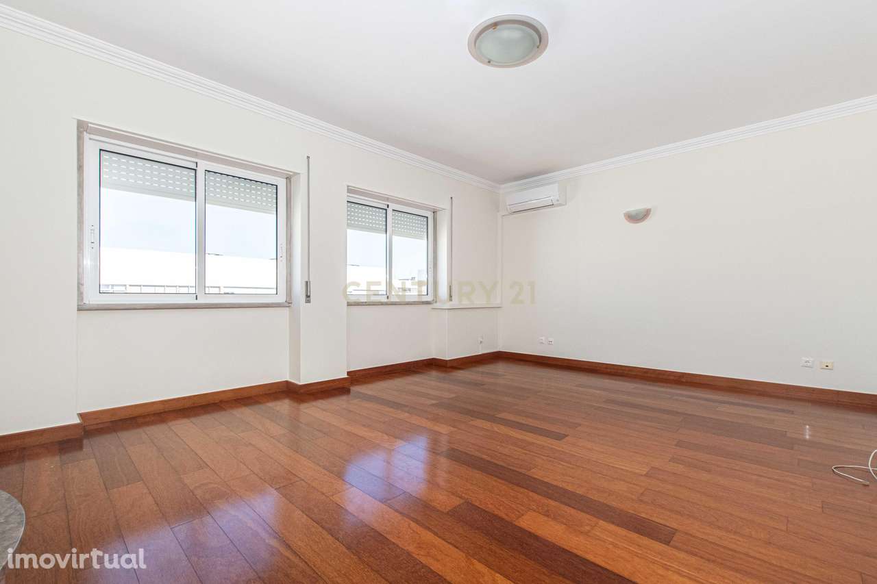 T4 na Portela com 2 suítes, cozinha equipada e parqueamento - Grande imagem: 4/30