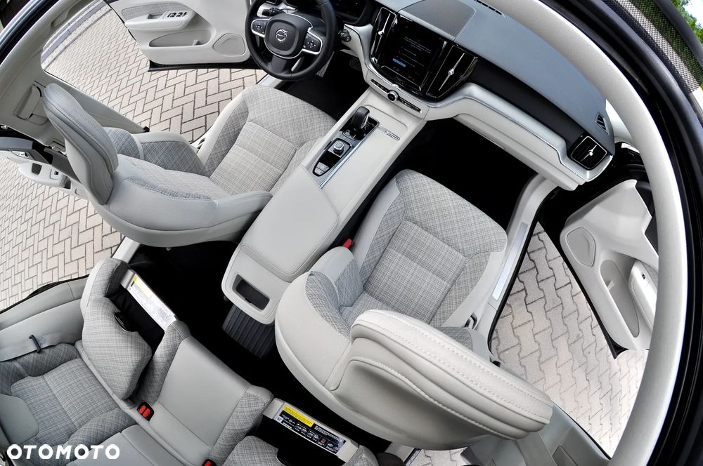 Volvo XC 60 T6 Plug-In Hybrid AWD Core - 20