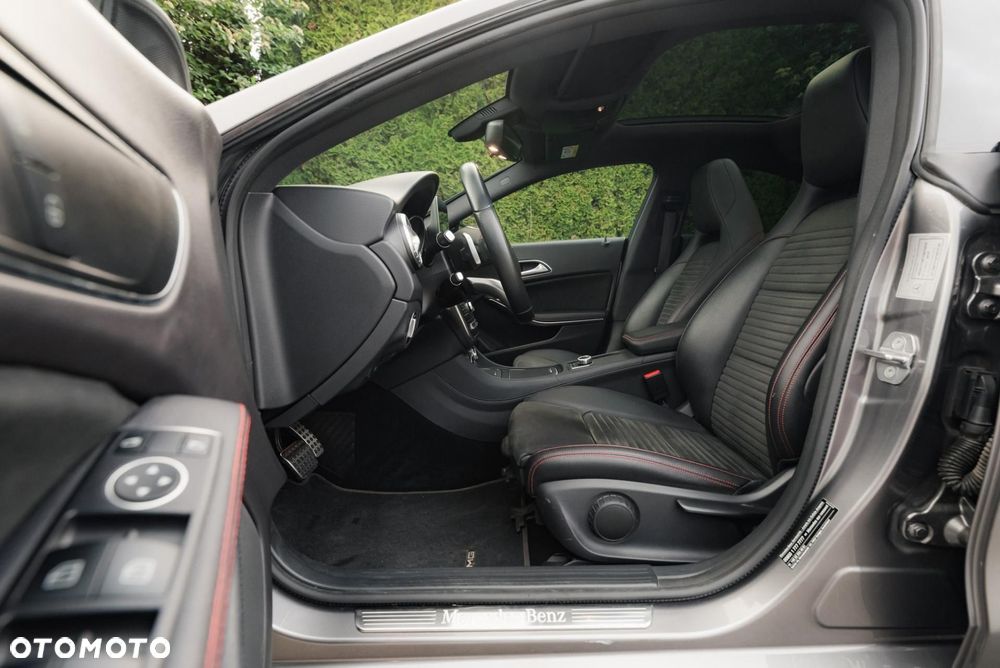 Mercedes-Benz CLA 220 4-Matic AMG Line - 14