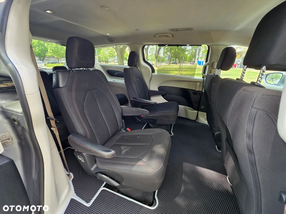 Chrysler Pacifica - 30