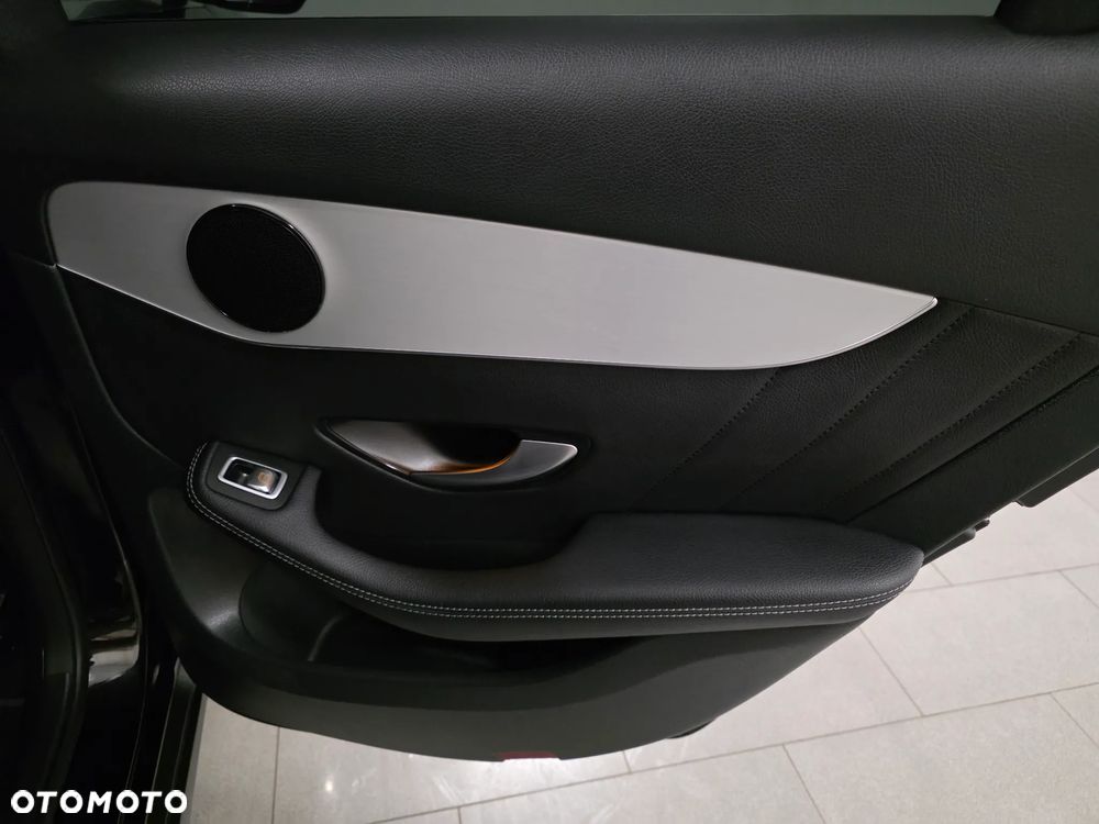 Mercedes-Benz GLC 300 d 4Matic 9G-TRONIC AMG Line Plus - 25