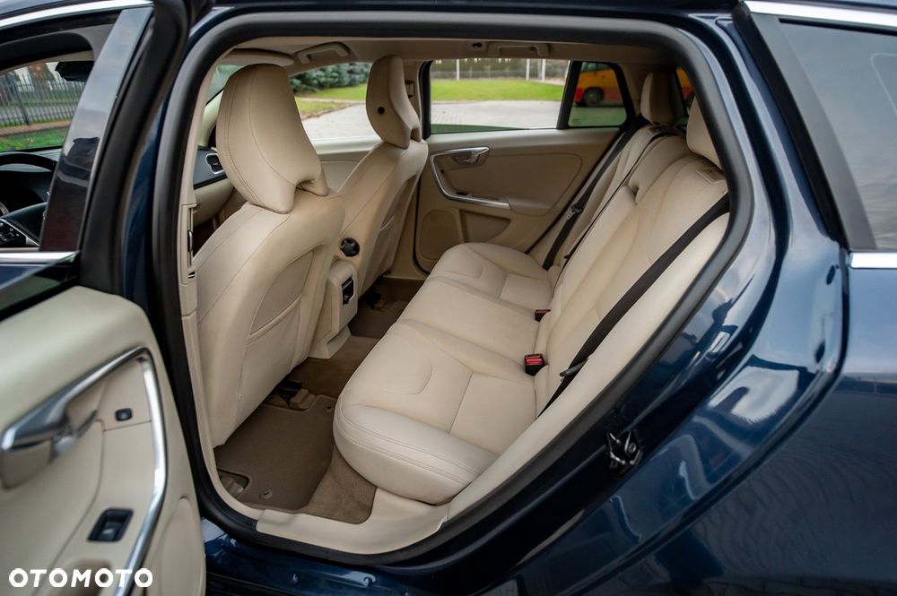 Volvo V60 T6 AWD Geartronic Momentum - 23