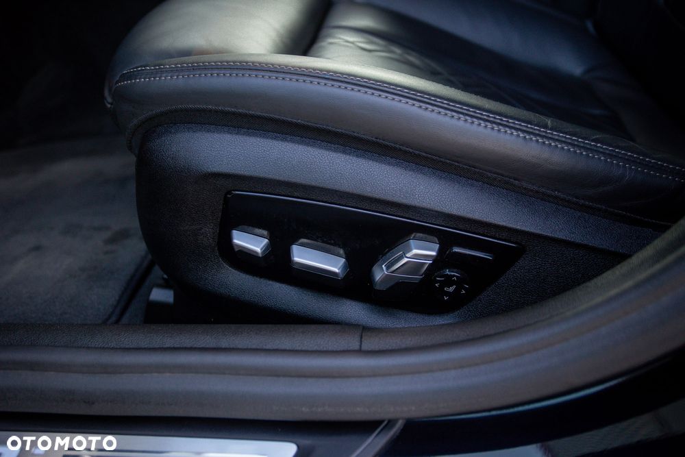 BMW Seria 5 M550i xDrive - 39