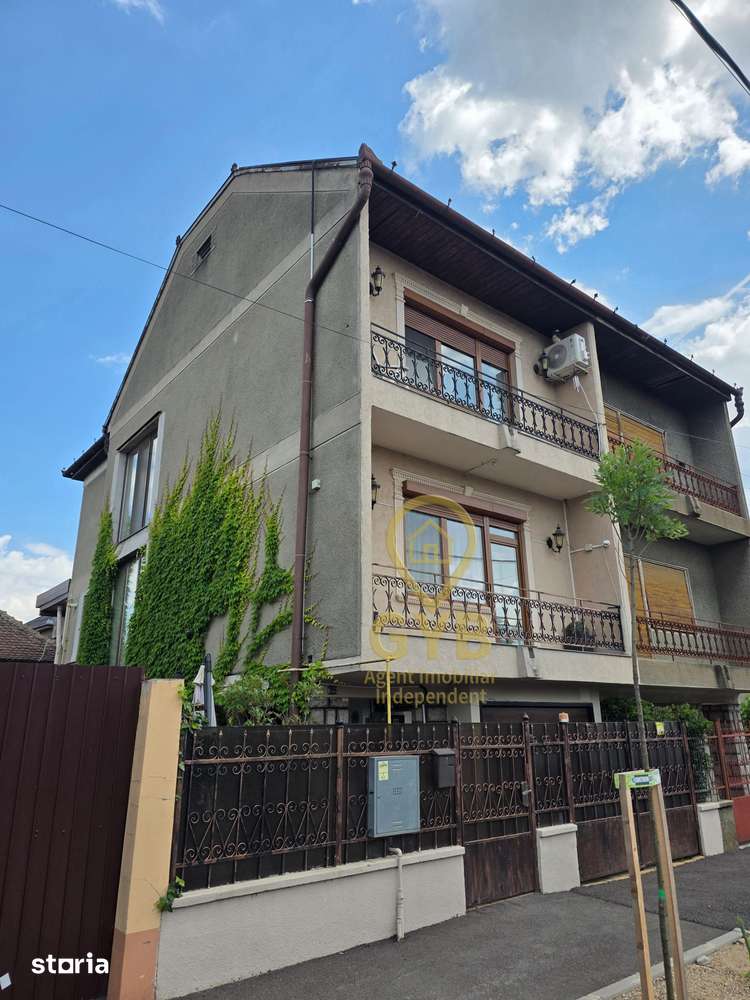 Casă cu garaj și panouri fotovoltaice în centrul orașului Salonta - Imagine principală: 2/20