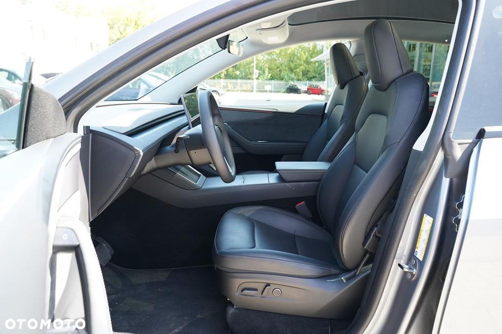 Tesla Y 83.1kWh Long Range AWD - 11