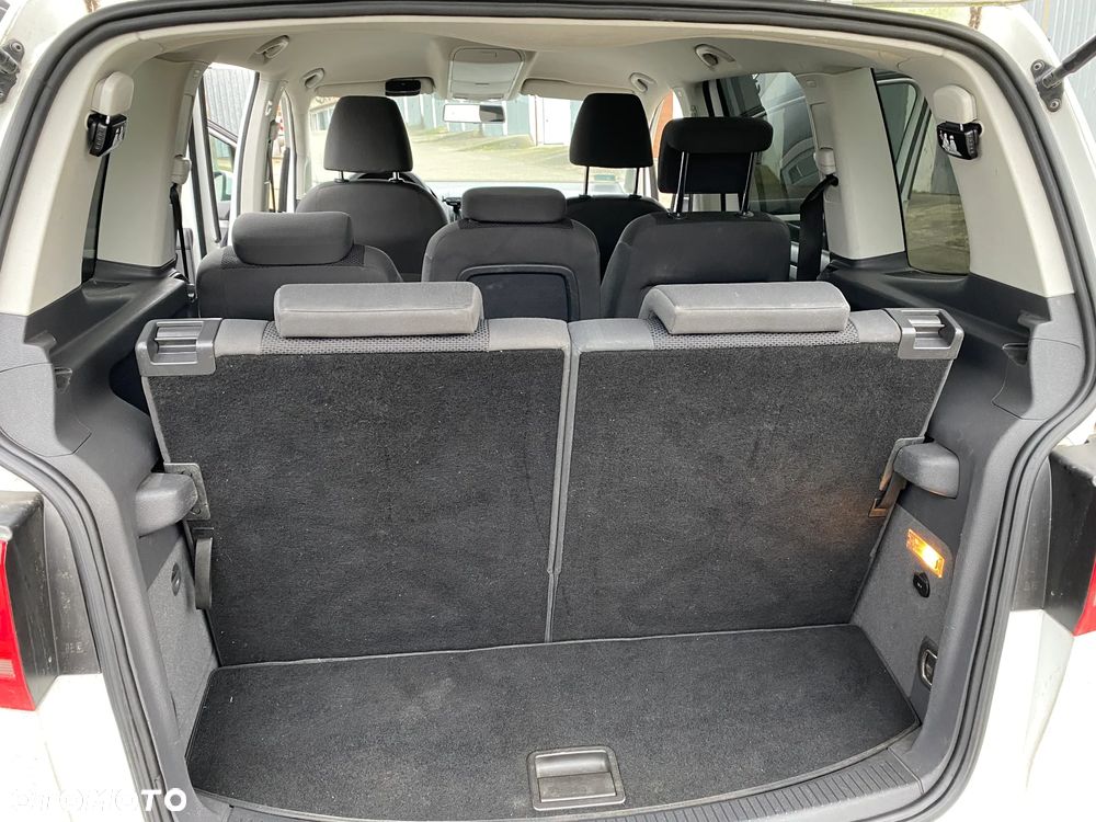 Volkswagen Touran - 21