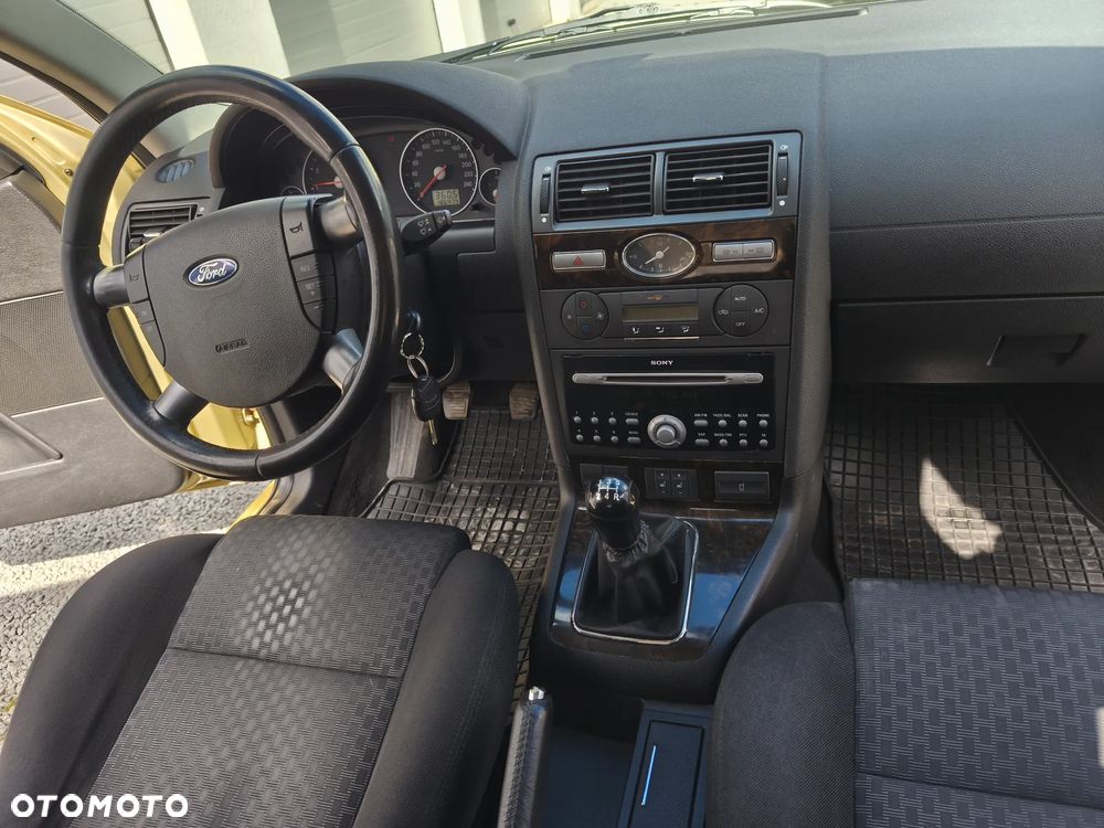 Ford Mondeo 1.8 Ambiente - 19