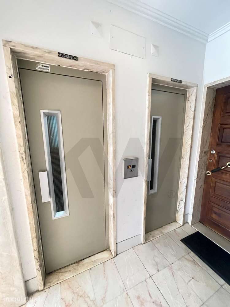 Arrendamento - Apartamento T2+1 totalmente renovado | Rua Martins Bara - Grande imagem: 3/26