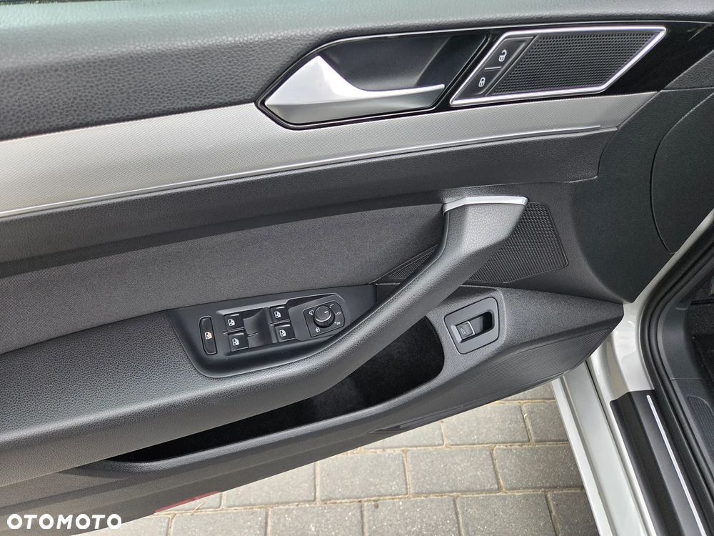 Volkswagen Passat - 12
