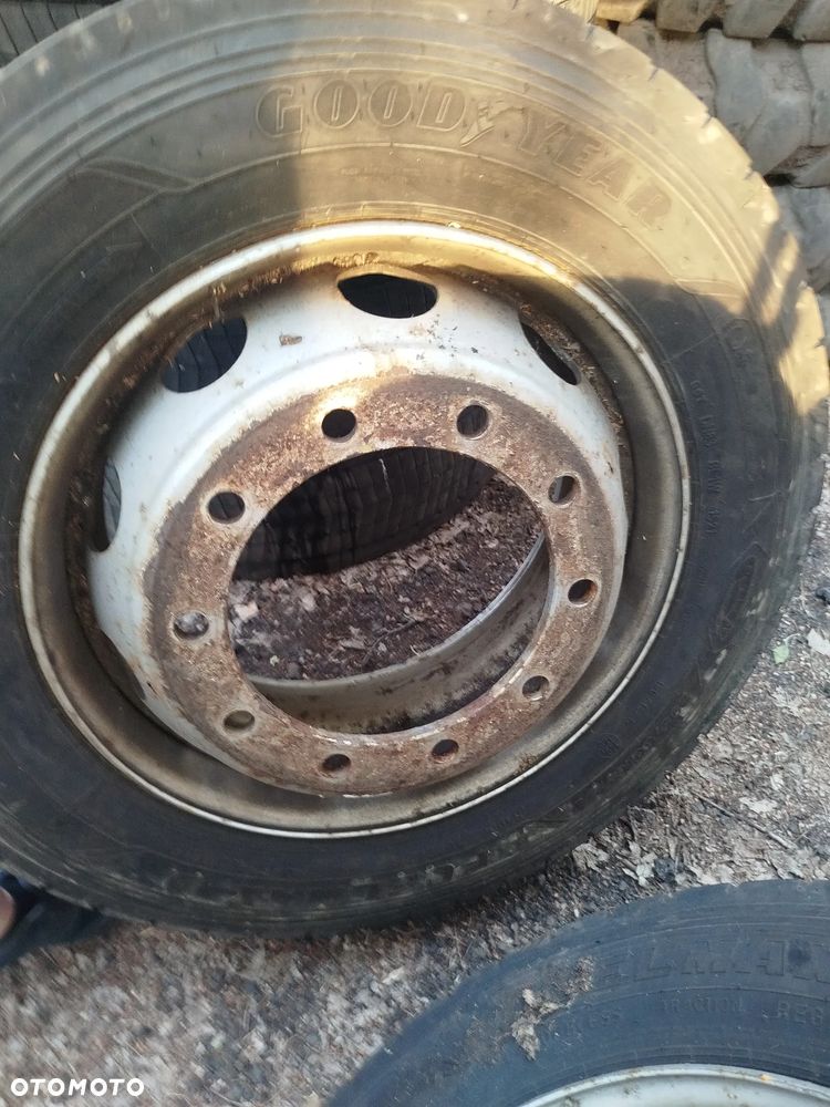 295/6022.5 Goodyear Fuelmax D 2x90% bieżnika z felgą be napraw. - 6