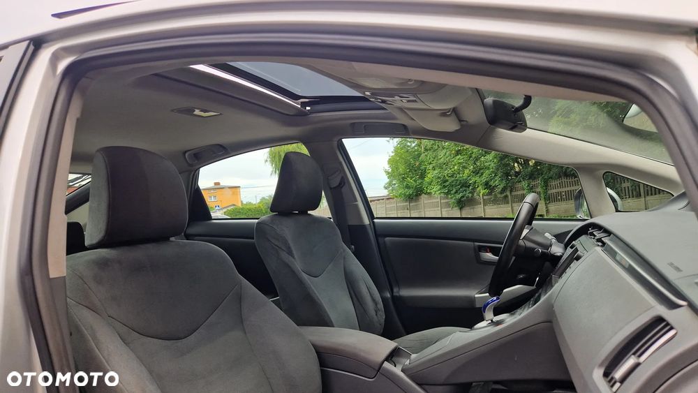 Toyota Prius (Hybrid) Executive - 12