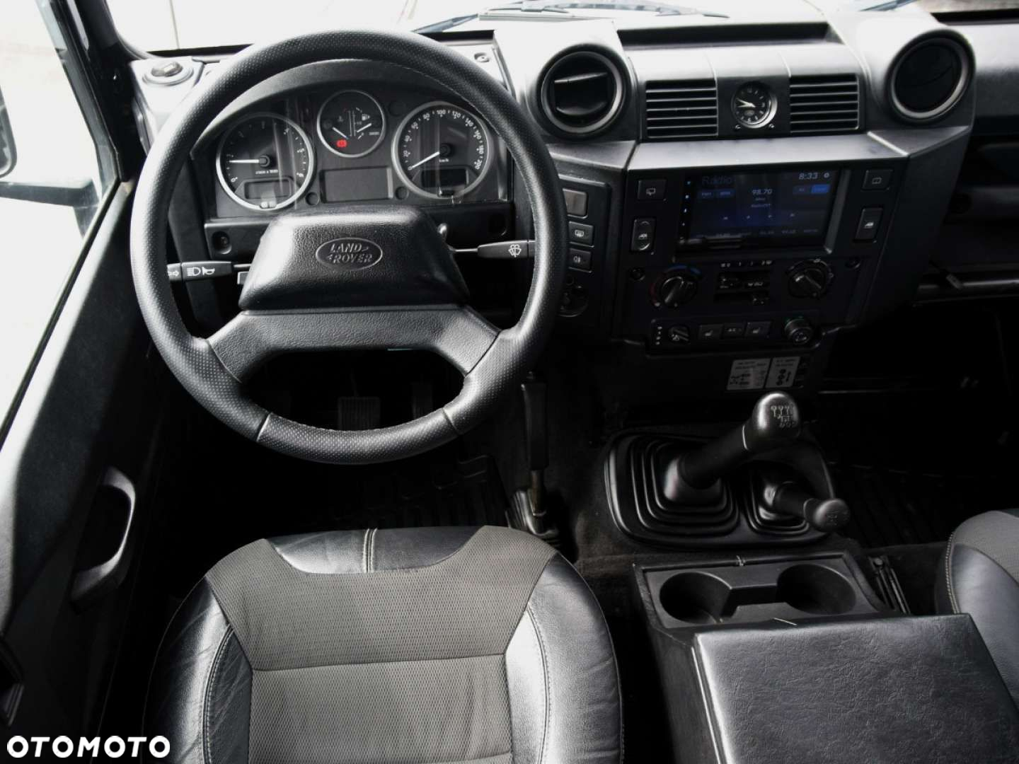 Land Rover Defender - 26