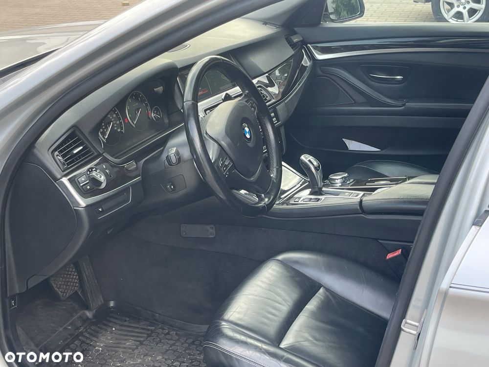 BMW Seria 5 528i Luxury Line - 12