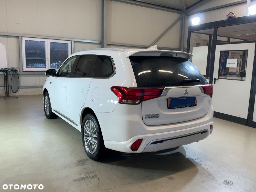 Mitsubishi Outlander - 2