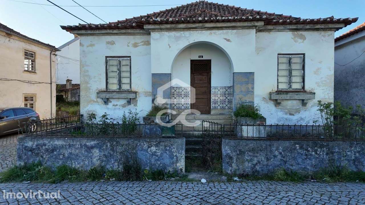 Moradia de 3 Quartos para Renovar em Tortosendo - Grande imagem: 2/17