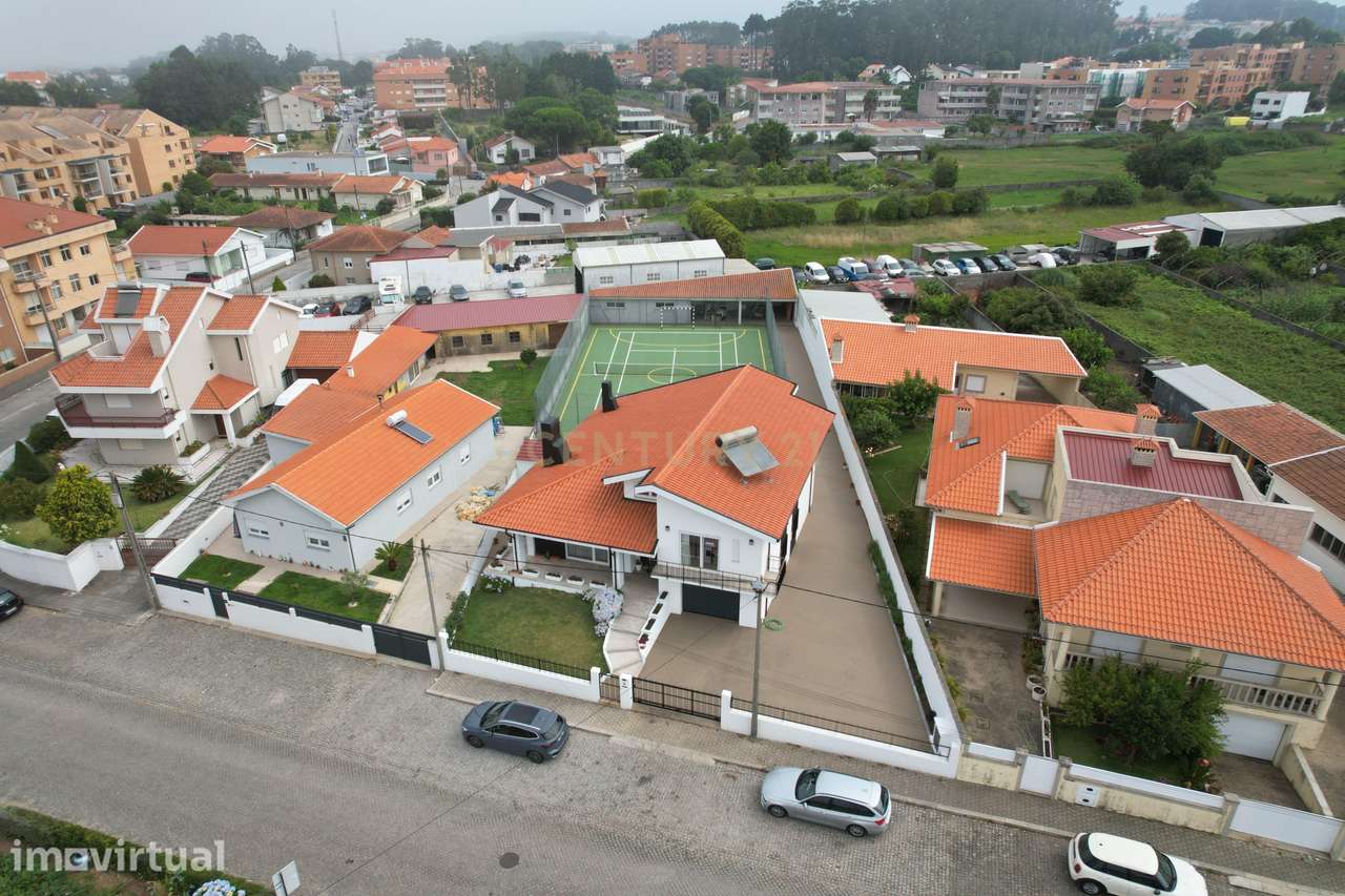 Moradia com 4 Frentes e Campo de Ténis em São Félix da Marinha - Grande imagem: 3/60