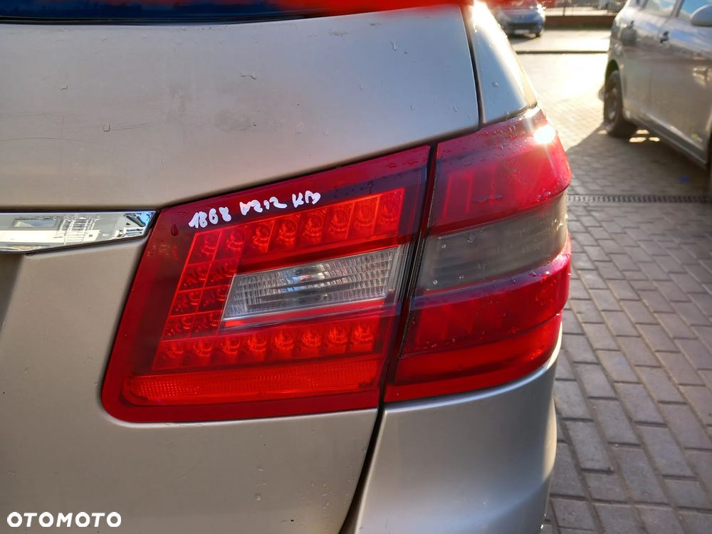 MERCEDES E-KLASA W212 LAMPA PRAWA TYLNA PRAWY TYŁ W KLAPE KOMBI - 1