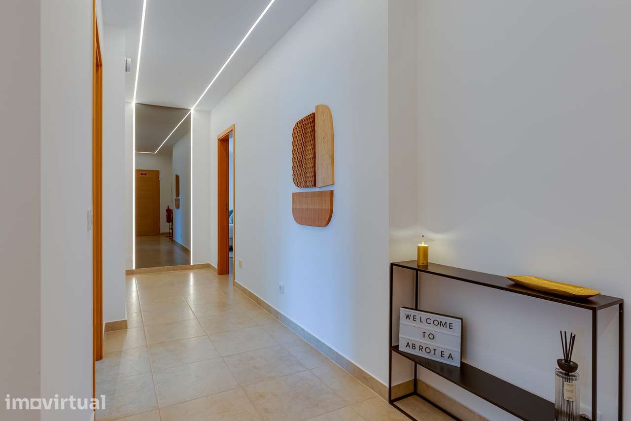 ELEGANTE APARTAMENTO T2 TOTALMENTE REMODELADO, COM PISCINA, GARAGEM E - Grande imagem: 5/47