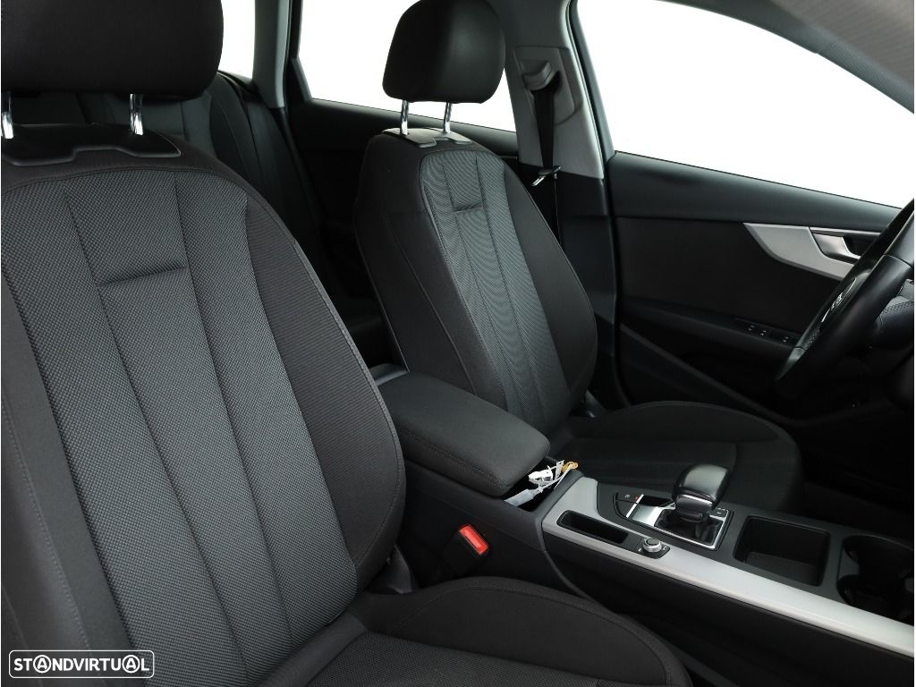 Audi A4 Avant 30 TDI S tronic - 27