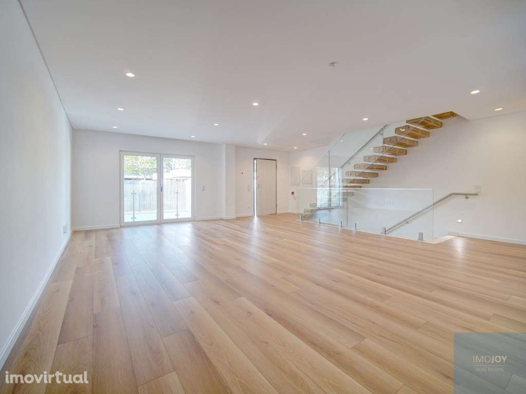 Moradia T4 + 1 com Jardim e Piscina em São Pedro do Estoril - Grande imagem: 2/38