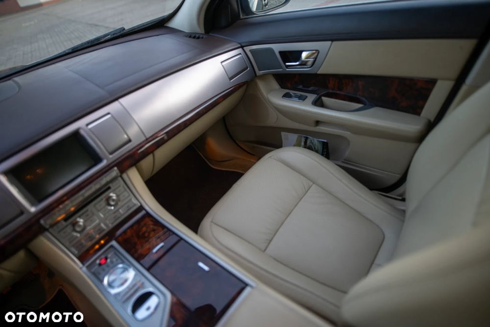 Jaguar XF 2.7 V6 D Premium Luxury - 16