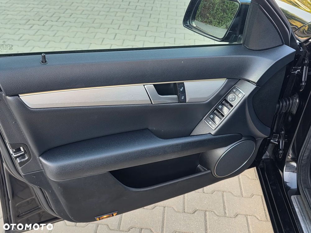 Mercedes-Benz Klasa C 180 BlueEFFICIENCY Avantgarde - 27