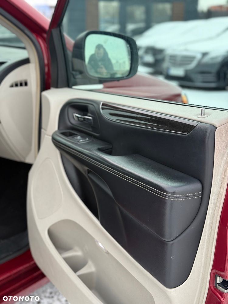 Chrysler Town & Country 3.6 Limited - 31