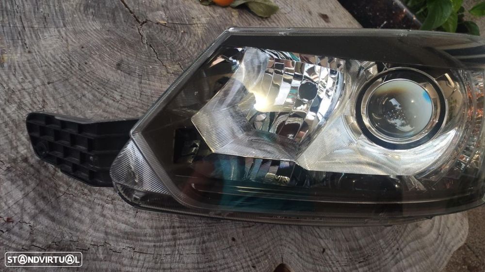 farol esquerdo Skoda Yeti bi-xenon Direcional - 5L1941015C - 5