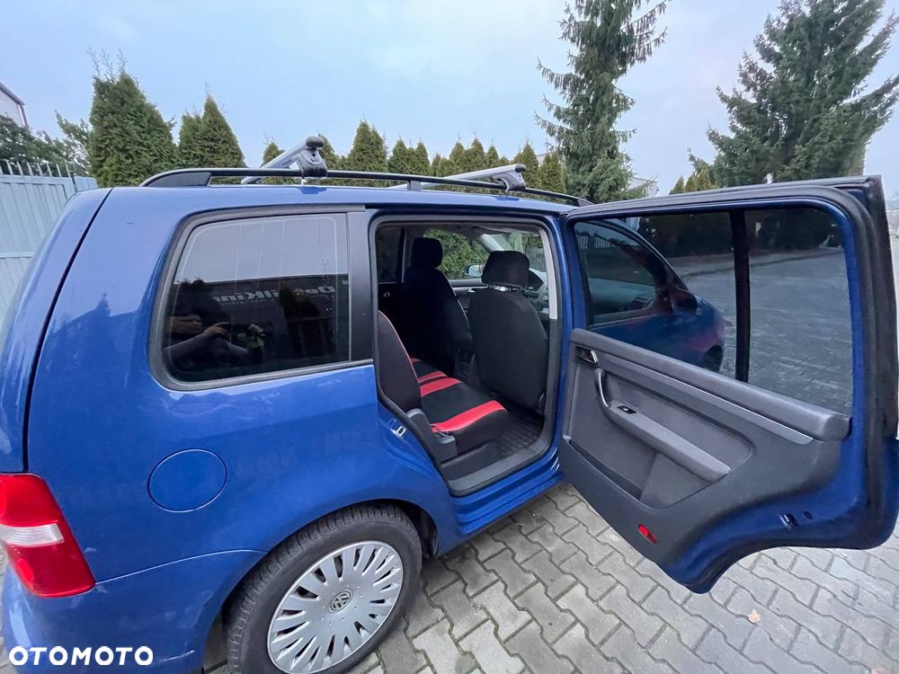 Volkswagen Touran 1.9 TDI Conceptline DSG - 11