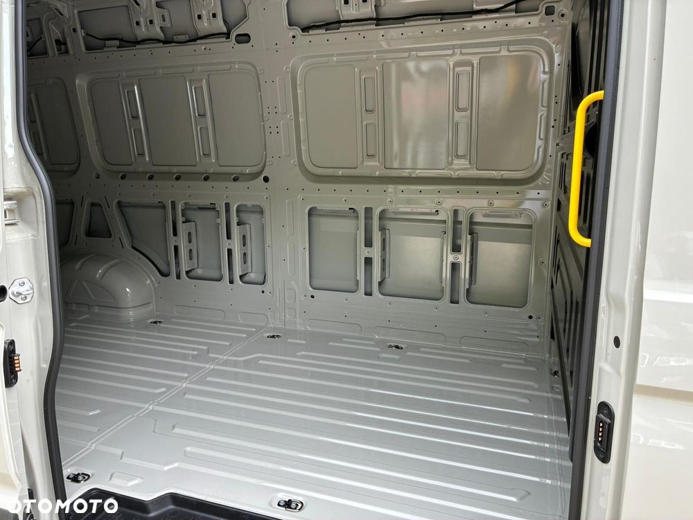 Volkswagen Crafter 35 Furgon z wysokim dachem 2,0 177 KM /Automatyczna r. o. 4490 mm - 11