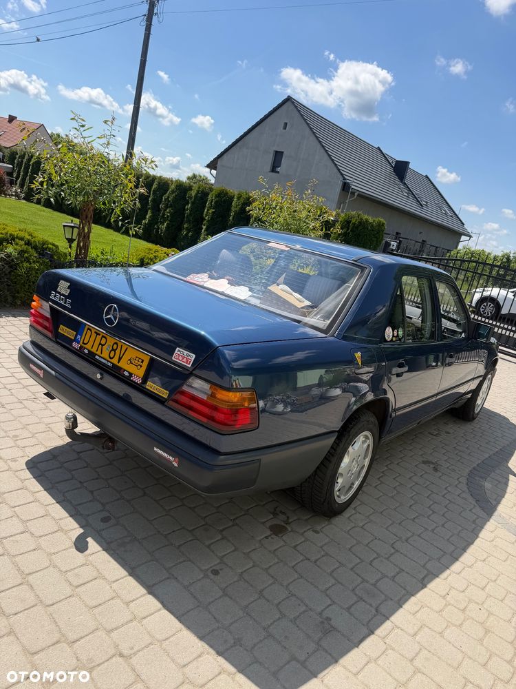 Mercedes-Benz E-Class 1987 photo 3
