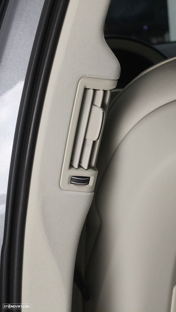 Volvo XC 60 2.0 T8 PHEV Momentum Plus AWD - 47