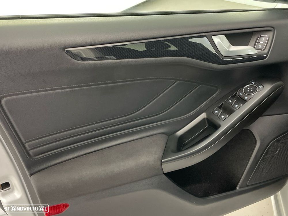 Ford Focus 1.0 EcoBoost MHEV ST-Line — fotografia 16