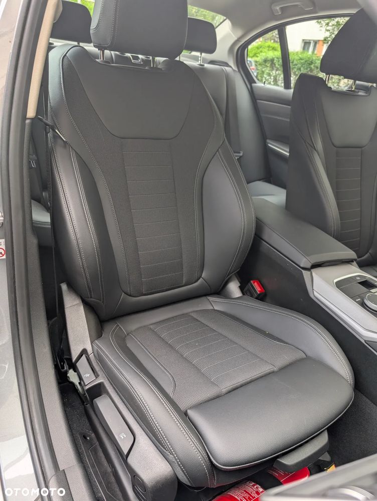 BMW Seria 3 330i xDrive - 9