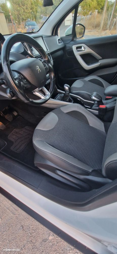 Peugeot 2008 1.2 PureTech Allure - 16