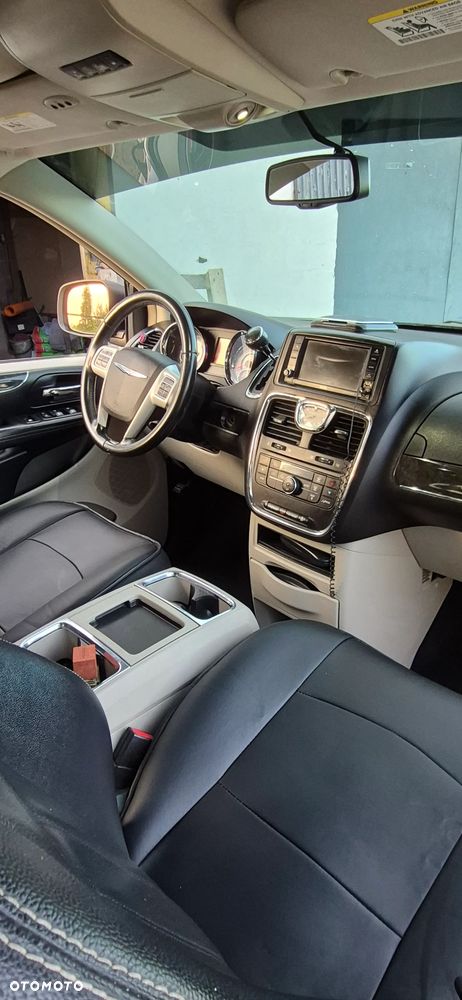 Chrysler Town & Country 3.6 Limited - 18