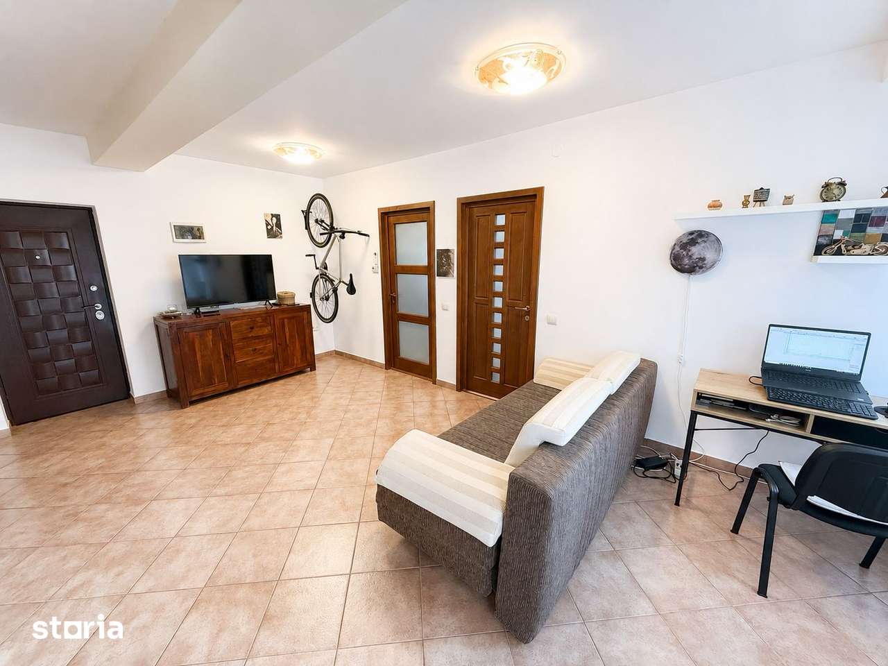 Apartament 2 camere , etaj intermediar , parcare , balcon , zona Stej — fotografia 1