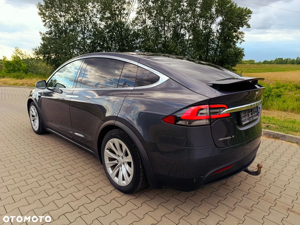 Tesla Model X - 22