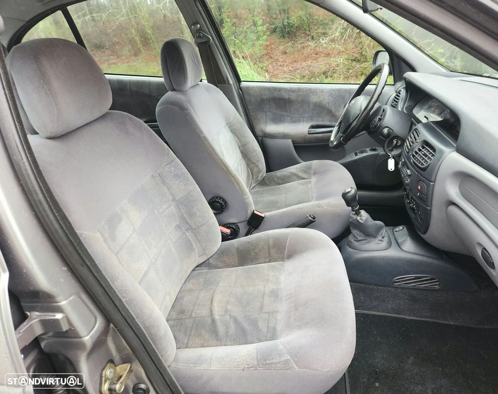 Renault Mégane 1.4 16V RXE AC - 10